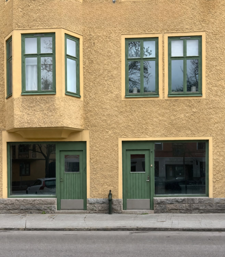 Fasaden på Oskarsvägen 3 i Örebro — gröna dörrar och stora fönster där Tant Bergs Blomaffär snart öppnar